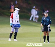 [STN포토]세컨드샷 준비하는 박현경