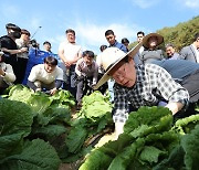 이재명, 재보선 끝나자마자 배추현장 찾아…‘대권행보’ 본격화