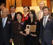 한강 작가, 제18회 포니정 혁신상 수상 "작품활동 30년, 깊이 감사"