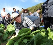 '호남 재신임'에 한숨 돌린 이재명... 김건희 특검법 또 띄우고, 배추밭 달려갔다