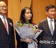 [포토]한강 작가, 포니정 혁신상 수상