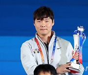 전국체전 MVP '임시현', 대리 수상하는 체육회 관계자