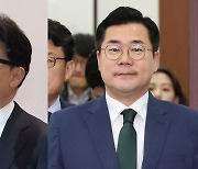 한동훈, 김여사 고리로 대통령실 압박…'도이치 불기소' 갑론을박