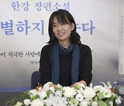 '노벨문학상' 한강의 외출…72세 어르신도 "얼굴 보러 왔지"[현장EN:]