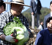 이재명, 평창 배추밭 찾아…"배추 2만원? 농민은 이래도 저래도 손해"