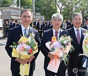 포즈 취하는 이종석 헌법재판소장과 이영진·김기영 헌법재판관