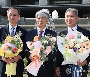 포즈 취하는 이종석 헌법재판소장과 이영진·김기영 헌법재판관