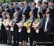 기념사진 찍는 이종석 헌법재판소장과 이영진·김기영 헌법재판관