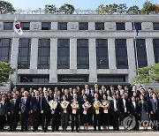 기념사진 찍는 이종석 헌법재판소장과 이영진·김기영 헌법재판관