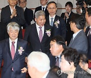 퇴임식 참석하는 이종석 헌법재판소장과 이영진·김기영 헌법재판관