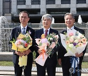 포즈 취하는 이종석 헌법재판소장과 이영진·김기영 헌법재판관