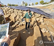 풍납토성 서성벽 발굴 조사 설명하는 학예연구사