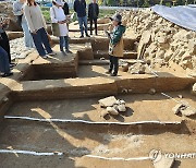 풍납토성 서성벽 발굴 조사 설명하는 학예연구사