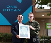 울산에 '지구 보호' 벽화 제작한 셰퍼드 페어리