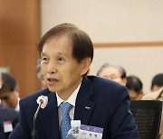 답변하는 이광형 KAIST 총장