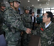 해병대 연평부대 장병 격려하는 유정복 인천시장