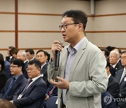 답변하는 제동국 과기계연대회의 공동집행위원장