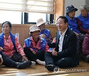 연평도 경로당서 주민 위로하는 유정복 인천시장