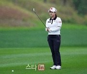 [포토]최혜진,버디위해 핀을 본다