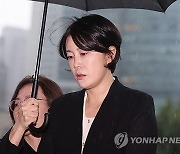 "깊이 사죄, 해선 안될 큰 잘못"…`음주운전` 문다혜 경찰 출석