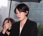 '음주 사고' 문다혜, 출석 모습에…"우산 직접 들어라" 시끌