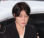 "우산도 혼자 못 쓰나" 문다혜 경찰 출석 '우산 의전' 논란…3년 전 文의 쓴소리도 재조명