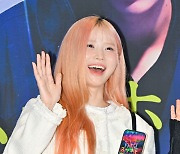 프로미스나인 송하영,'깜찍한 손인사' [사진]