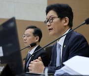 "김건희 리투아니아 명품 확인했나" vs "김정숙은?"