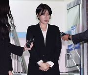 문다혜 4시간 넘게 경찰 조사받고 귀가…"죄송합니다"