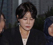 문다혜, 4시간여 경찰 조사… “죄송”만 되풀이