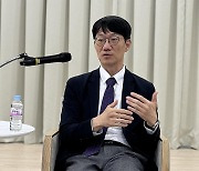 인터뷰하는 김지현 서울대 화학생물공학부 교수