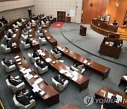 '발언 시간제한에 불만'…군산시의원이 상임위원장 때려