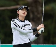 [STN포토]타구 바라보는 김나영