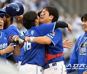 [포토] 삼성 강민호 '눈물이 나네'