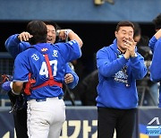 [포토] 강민호-이종열 단장-레예스 '우리가 해냈다'