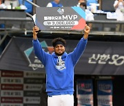 [포토] 레예스 '플레이오프 MVP'