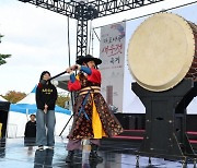 “통(通)이요!”...박강수 마포구청장 제17회 마포나루 새우젓축제 개장 선언