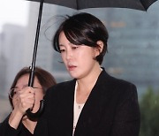 "문다혜, 우산도 혼자 못 들어?"…'우산 의전' 논란