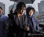 문다혜의 우산 `변호사의 비애` vs. `과잉 의전`