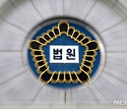 선거 벽보 다가가더니…"나보다 잘났네" 손으로 뜯은 50대