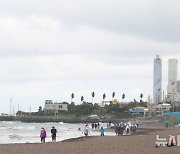 바다 보며 맨발 걷기