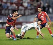 [K리그1 34R] 1위 울산·2위 김천, 우중 혈투 속 0-0 무승부... ‘승점 5점 차 유지’