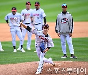 [ST포토] 위기 상황에 마운드 오른 유영찬