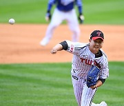 [ST포토] 9회 2사 만루에 마운드 오른 유영찬