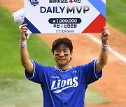 [ST포토] 강민호, PO 4차전 데일리 MVP