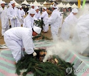 삼베옷 재료 만드는 전통 삼굿 재현…영월 유전마을서 축제 펼쳐