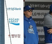 PO 4차전 경기 지켜보는 박진만 삼성 감독