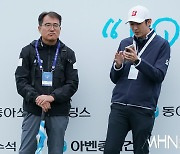 [mhn포토] 조우영 '아버지는 멀리서 감동~'