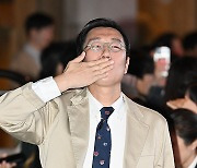 [포토] 김영철 '진한 결혼 축하'