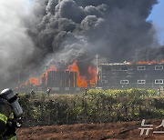 거센 바람에 인천 기계공장 화재 확산…소방 대응 2단계